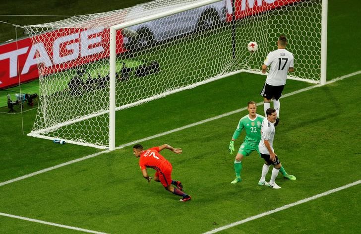 © Reuters. El futbolista chileno Alexis Sánchez inicia la celebración de su gol ante Alemania por la Copa Confederaciones