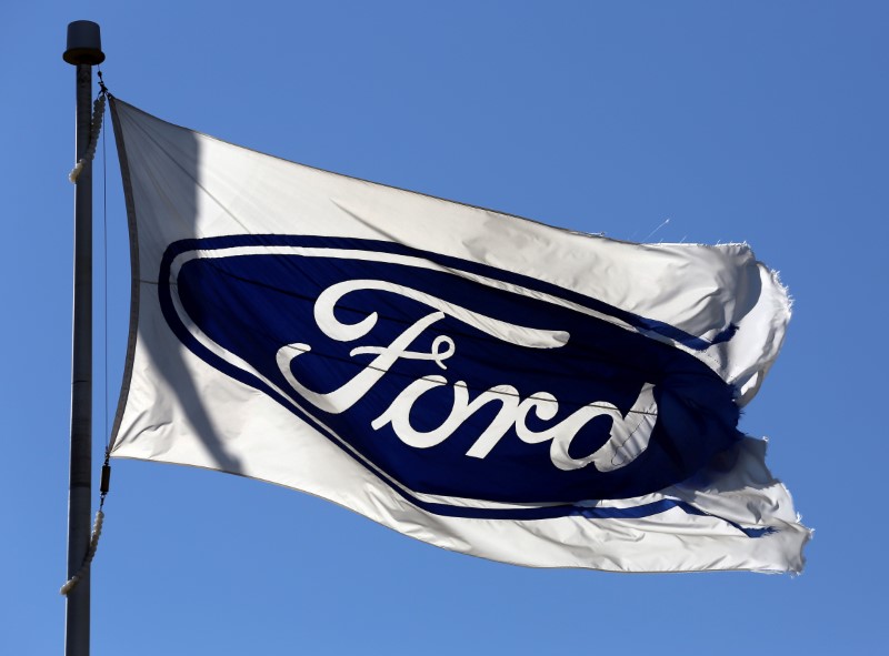 © Reuters. FILE PHOTO - A Ford flag flies outside the Oakville Assembly Plant