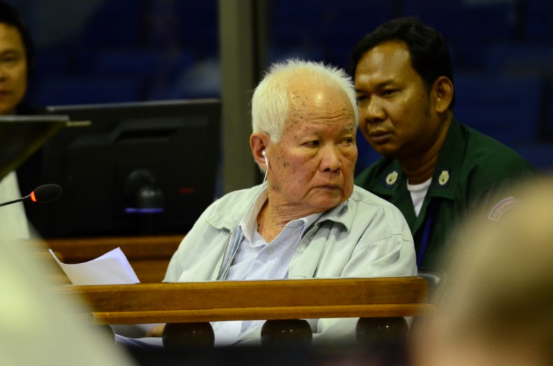 © Reuters. Former Khmer Rouge leader Khieu Samphan attends the closing statement in case 002/02 on the outskirts of Phnom Penh