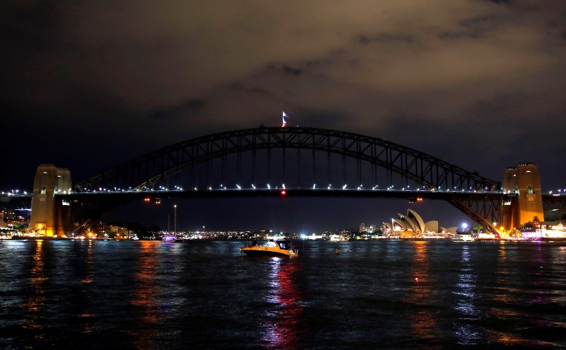 © Reuters. The Sydney Harbour Bridge seen during the tenth anniversary of Earth Hour in Sydney