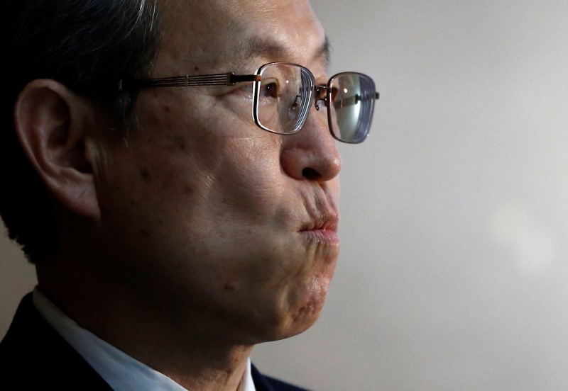 © Reuters. Toshiba Corp CEO Satoshi Tsunakawa attends a news conference after asking regulators for extension on financial filing and deal on chip unit sale, at the company headquarters in Tokyo