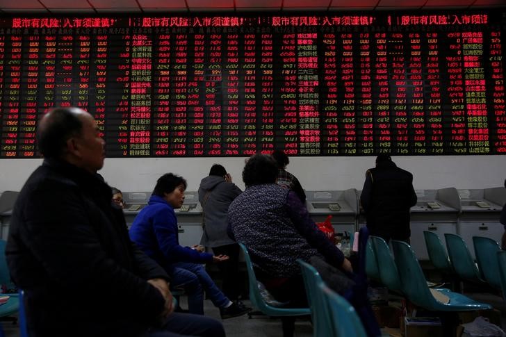 © Reuters. Инвесторы в брокерской конторе в Шанхае