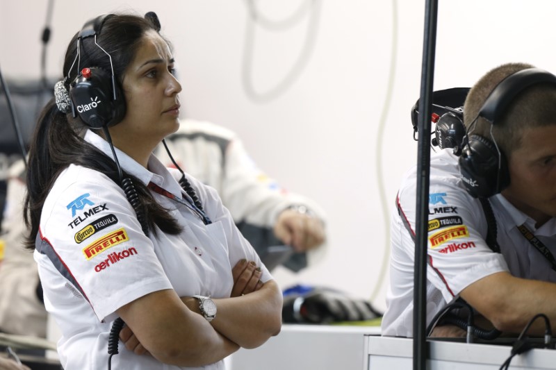 © Reuters. Sauber team principal Kaltenborn looks on in the team's garage during the second practice session of the Singapore F1 Grand Prix in Singapore