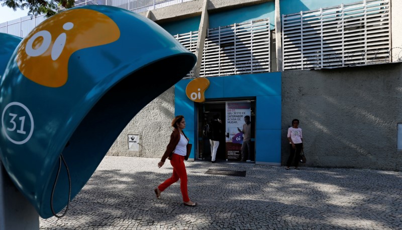 © Reuters. Pessoas passam por sede da Oi, no Rio de Janeiro