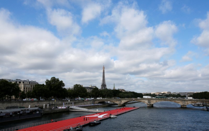 © Reuters. A general view shows an athletics track on the River Seine from the Pont Alexandre III bridge in Paris