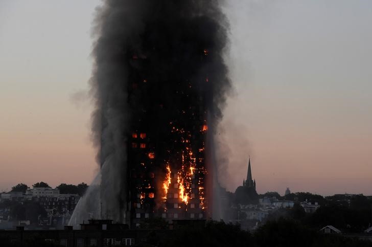© Reuters. Bombeiros lidam com incêndio em prédio residencial em Londres