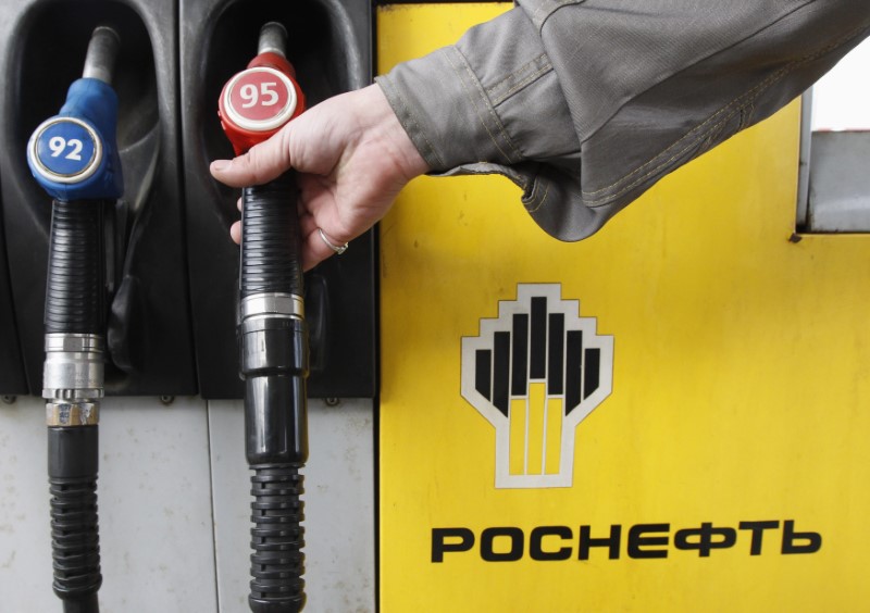 © Reuters. An attendant holds a gas pump at a Rosneft petrol station in St.Petersburg