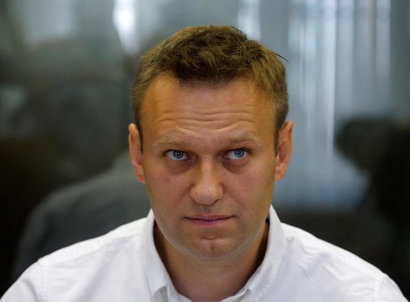 © Reuters. Russian anti-corruption campaigner and opposition figure Navalny attends hearing at Lublinsky district court in Moscow