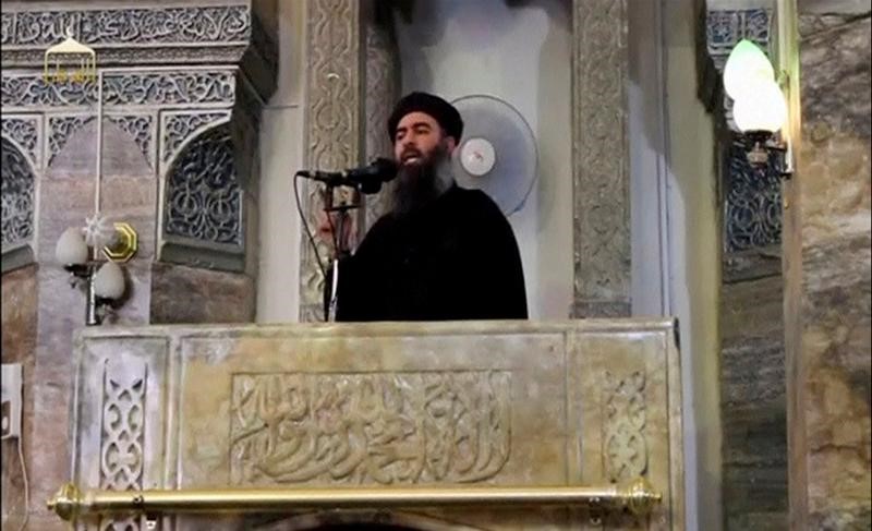 © Reuters. FILE PHOTO: Still image taken from video of a man purported to be the reclusive leader of the militant Islamic State Abu Bakr al-Baghdadi making what would have been his first public appearance in Mosul
