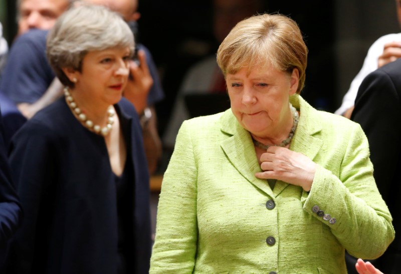 © Reuters. British Prime Minister Theresa May and German Chancellor Angela Merkel attend the EU summit in Brussels