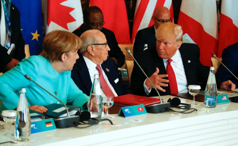 © Reuters. Trump talks to German Chancellor Merkel and Tunisia's President Essebsi at the G7 Summit expanded session in Taormina