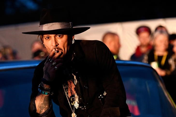 © Reuters. Ator Johnny Depp no festival de Glastonbury