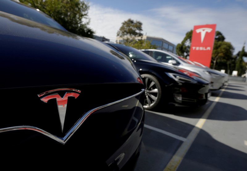 © Reuters. FILE PHOTO: A Tesla Model X is photographed alongside a Model S at a Tesla electric car dealership in Sydney