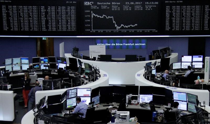 © Reuters. تباين مساري الأسهم الأوروبية والبريطانية بعد عام على الاستفتاء