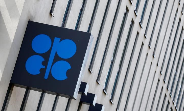 © Reuters. المتعاملون يختبرون تعهد أوبك "فعل كل ما يلزم" للدفاع عن سعر النفط