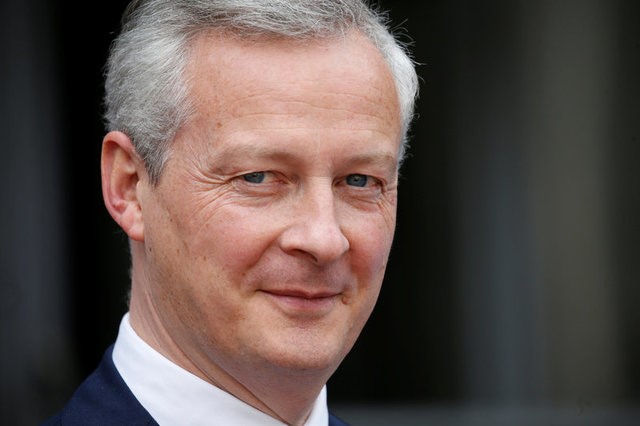 © Reuters. French Economy Minister Bruno Le Maire stands outside the Bercy Finance Ministry in Paris, France