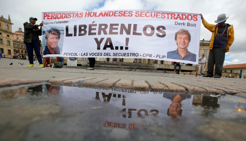 © Reuters. متمردون في كولومبيا يطلقون سراح صحفيين هولنديين مخطوفين