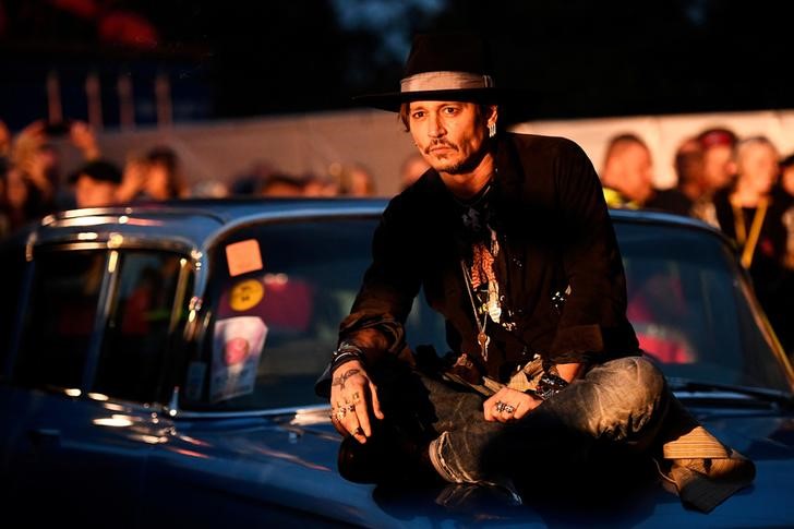 © Reuters. Johnny Depp posa num cadillac antes da apresentação do filme "O Libertino" no Festival de Glastonbury