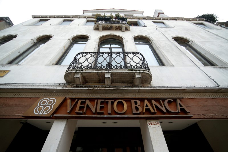 © Reuters. FILE PHOTO: The logo of Veneto Banca bank is seen in Venice