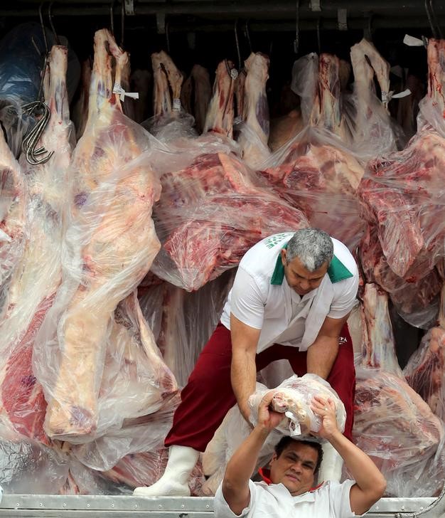 © Reuters. Funcionários descarregam carne de caminhão em São Paulo
