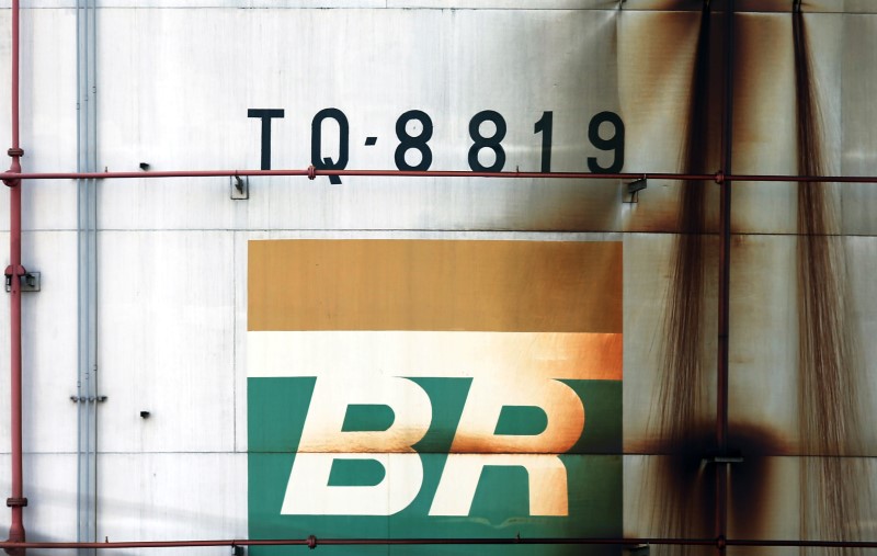 © Reuters. Logo da Petrobras em tanque da companhia em São Caetano do Sul, Brasil