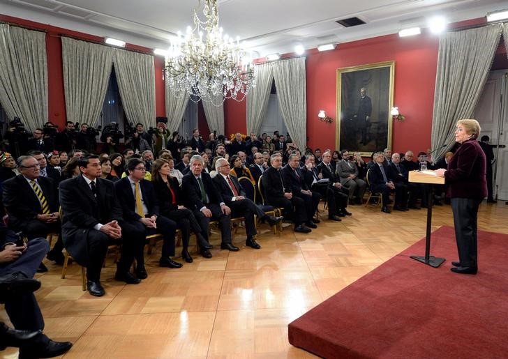 © Reuters. Presidente chilena Michelle Bachelet pede perdão a povo inídigena mapuche em cerimônia no palácio presidencial