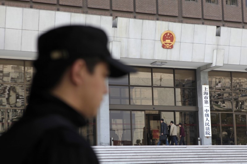 © Reuters. A security personnel stands guard at the Shanghai's No. 1 People's Intermediate Court in Shanghai