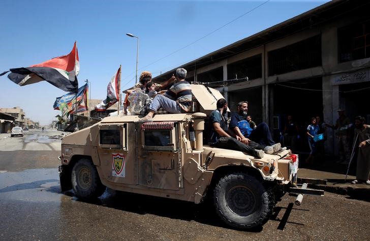 © Reuters. قوات عراقية تحرر مئات المدنيين خلال معارك بالموصل القديمة