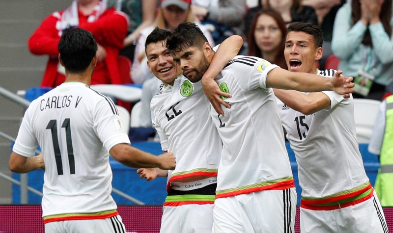 © Reuters. Los jugadores mexicanos celebran tras marcar su primer gol ante Rusia en el partido de la Copa Confederaciones celebrado en el Arena de Kazán, Rusia.