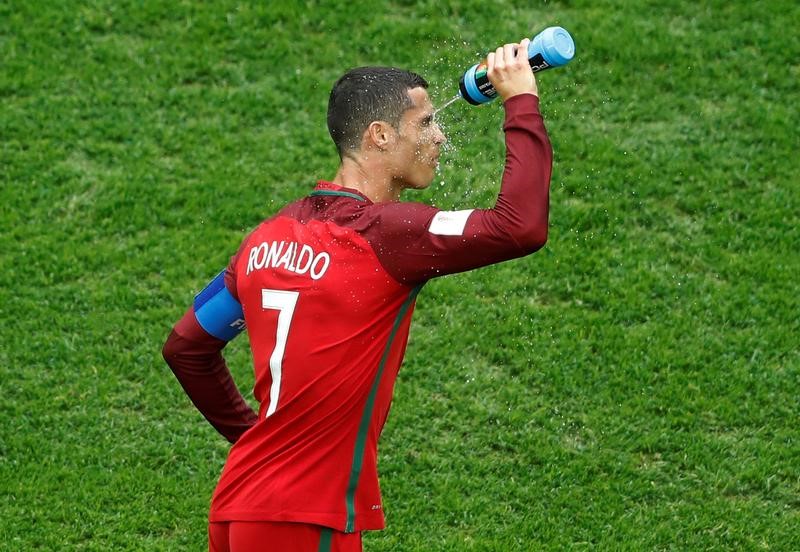 © Reuters. رونالدو يقود البرتغال لقبل نهائي كأس القارات