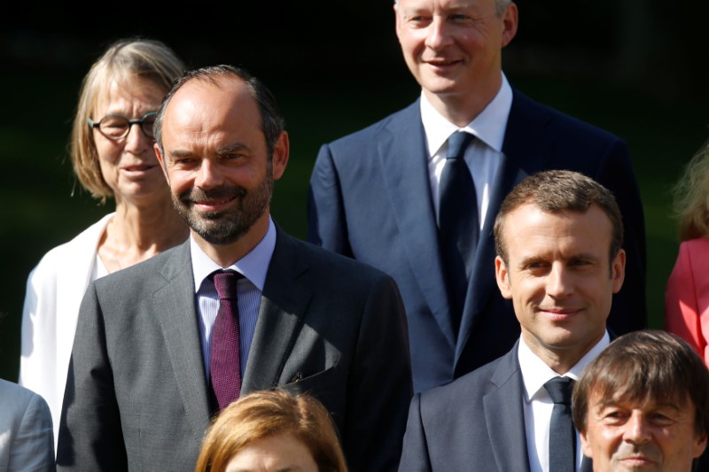 © Reuters. French President Emmanuel Macron, Prime Minister Edouard Philippe and ministers pose for a family photo in the gardens of the Elysee Palace  in Paris, France