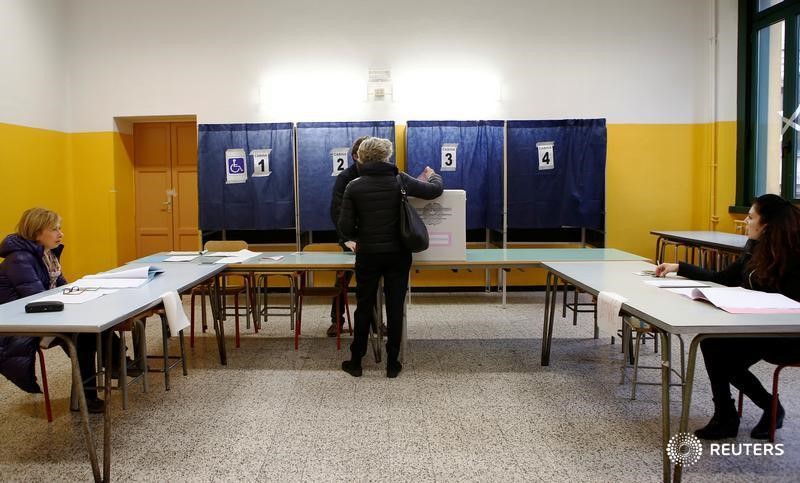 © Reuters. Un local de votación en Milán durante un referendo celebrado el 4 de diciembre de 2016.