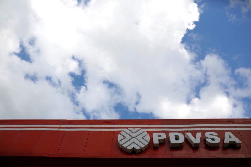 © Reuters. FILE PHOTO - The logo of the Venezuelan state oil company PDVSA is seen at a gas station in Caracas