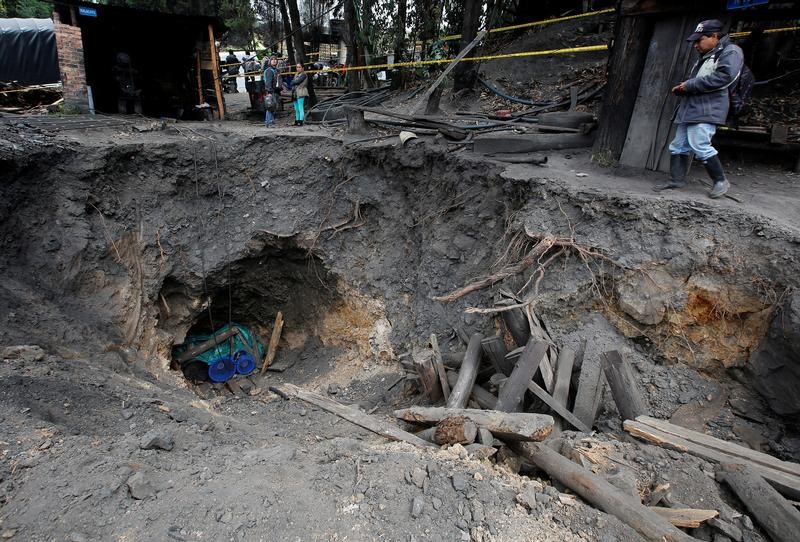© Reuters. مقتل ما لا يقل عن 11 من عمال المناجم في انفجار بمنجم فحم بكولومبيا