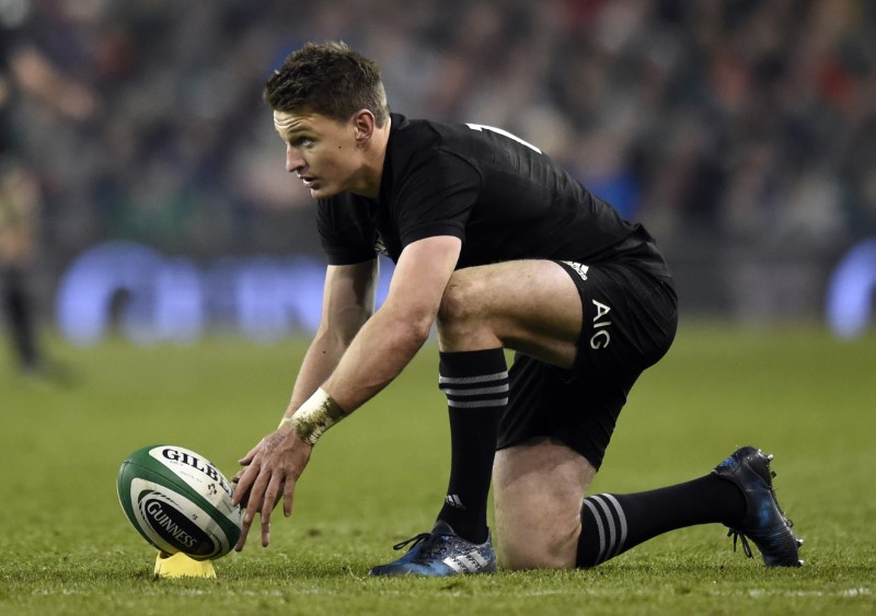 © Reuters. New Zealand's Beauden Barrett prepares to take a kick