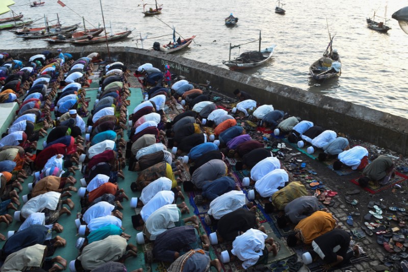 © Reuters. Muslims perform prayers for Eid Al-Fitr at  Al-Mabrur mosque in Surabaya, East Java, Indonesia