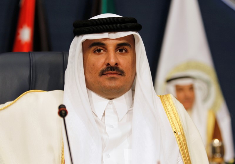 © Reuters. FILE PHOTO: Emir of Qatar Sheikh Tamim bin Hamad al-Thani attends the 25th Arab Summit in Kuwait City