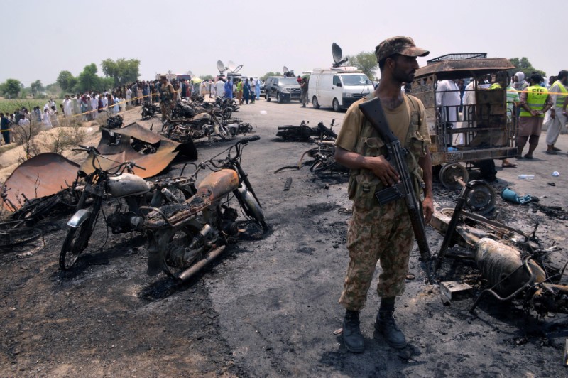© Reuters. La explosión de un camión con combustible mata a 132 personas en Pakistán