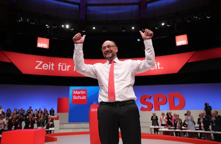 © Reuters. German Chancellor candidate Schulz of the SPD reacts after delivering his speech at the party convention in Dortmund