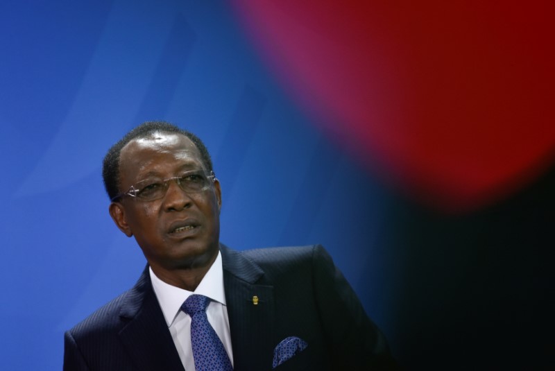 © Reuters. FILE PHOTO: Chad President Deby addresses the media after a meeting with German Chancellor Merkel at the Chancellery in Berlin