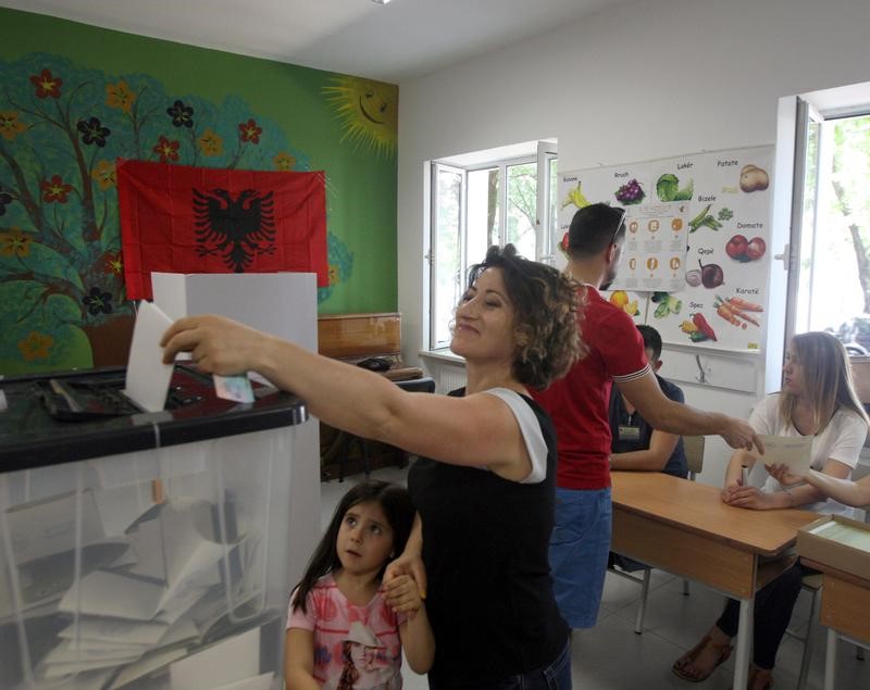 © Reuters. الألبان يدلون بأصواتهم في اختبار للديمقراطية وعضوية الاتحاد الأوروبي