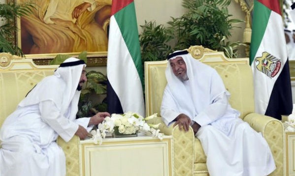 © Reuters. President of the United Arab Emirates Khalifa bin Zayed bin Sultan Al Nahyan, greeting rulers during Eid al-Fitr, in Abu Dhabi, United Arab Emirates
