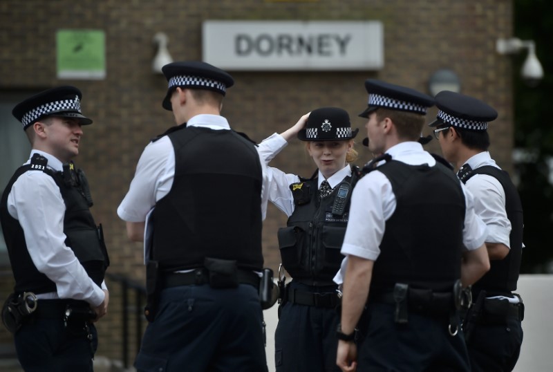 © Reuters. Police officers stand outside the Dorney Tower residential block, as residents were evacuated as a precautionary measure following concerns over the type of cladding used on the outside of the buildings on the Chalcots Estate in north London