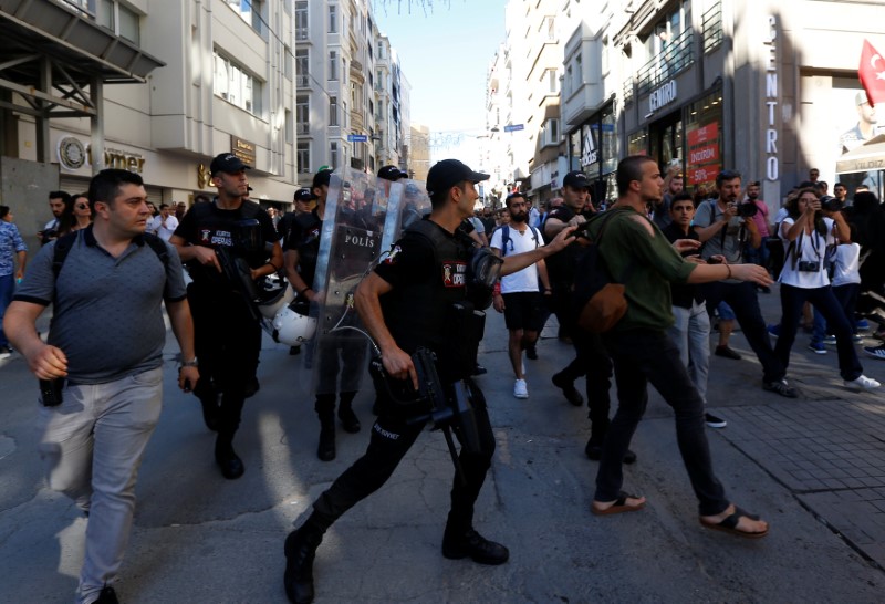© Reuters. Riot police disperse LGBT rights activists as they try to gather for a pride parade in central Istanbul