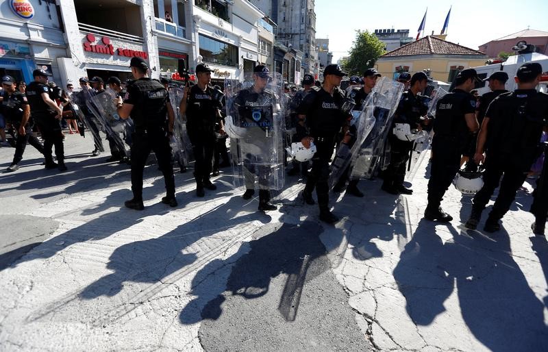 © Reuters. شرطة اسطنبول تطبق الحظر على مسيرة للمثليين والمتحولين جنسيا