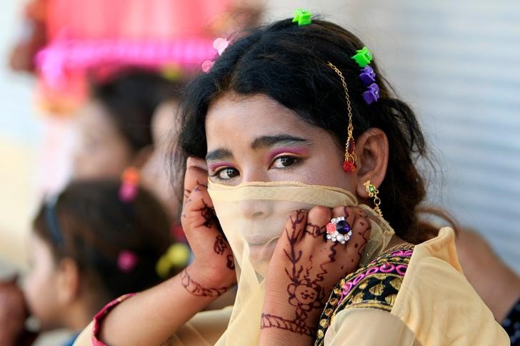 © Reuters. An Iraqi girl is seen as she celebrates Eid al-Fitr, in Mosul