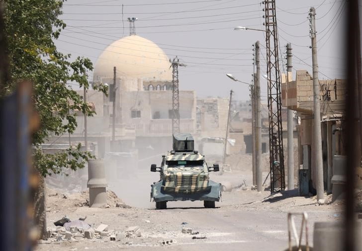 © Reuters. قوات سورية تدعمها أمريكا تسيطر على حي بالرقة من الدولة الإسلامية