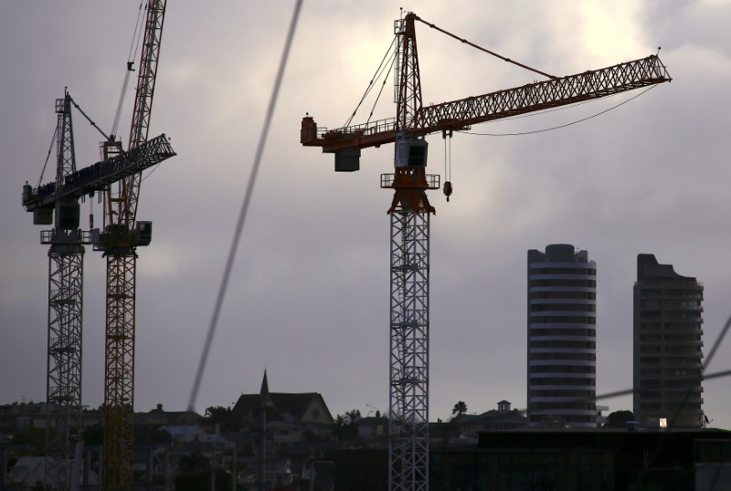 © Reuters. Cranes located on construction sites are seen near high-rise residential apartment buildings in central Auckland