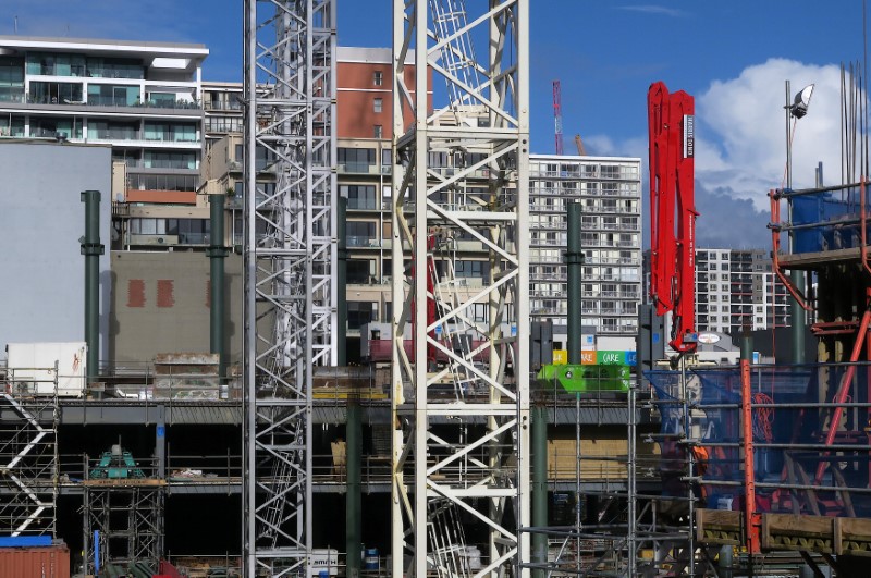 © Reuters. Recently completed residential apartment blocks are seen behind a construction site in central Auckland