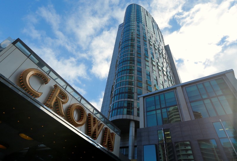 © Reuters. The logo of Australian casino giant Crown Resorts Ltd adorns the hotel and casino complex in Melbourne, Australia